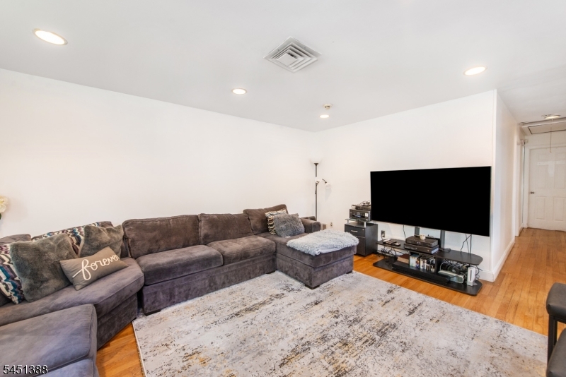 85 Bloomfield Ave