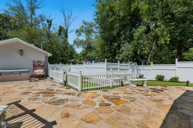 196 Hawthorne Dr