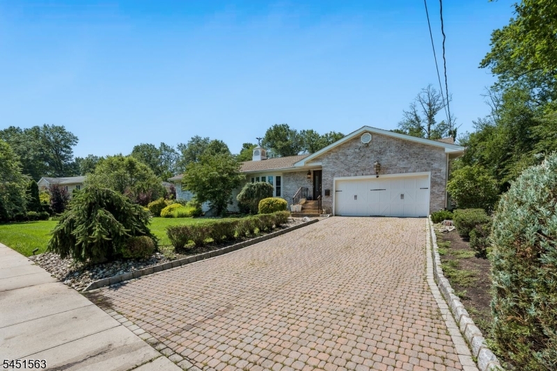 196 Hawthorne Dr