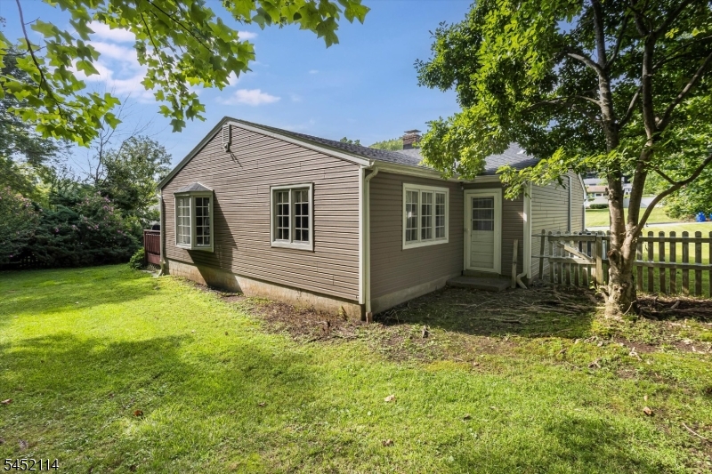 10 Holly Dr