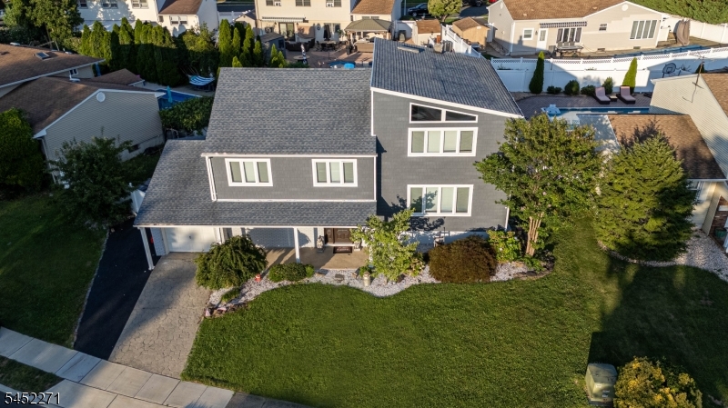 18 Robinhood Dr