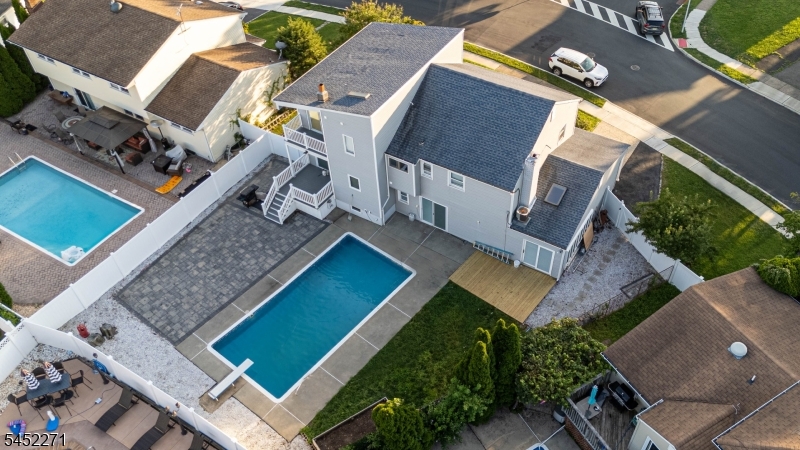 18 Robinhood Dr