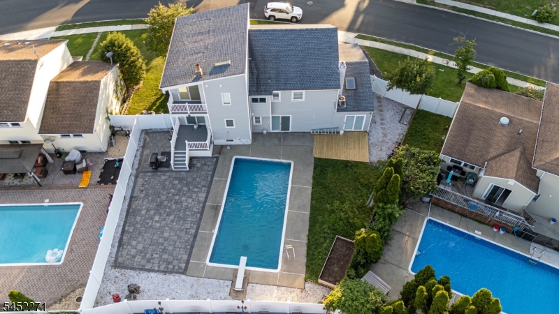 18 Robinhood Dr