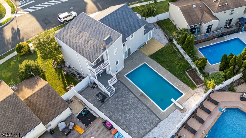 18 Robinhood Dr