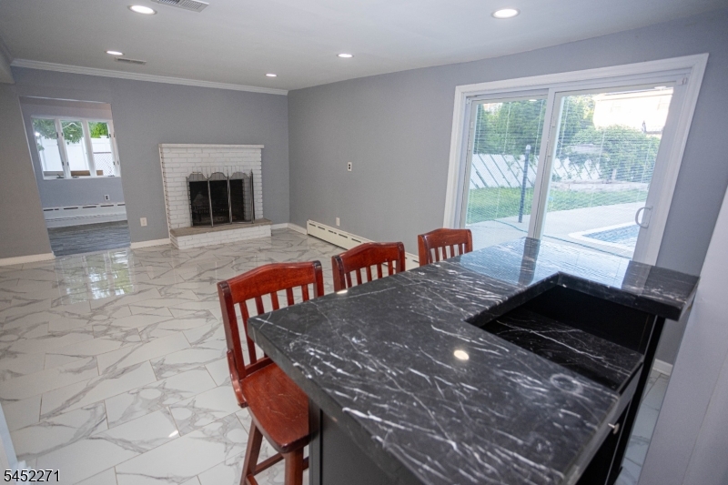 18 Robinhood Dr