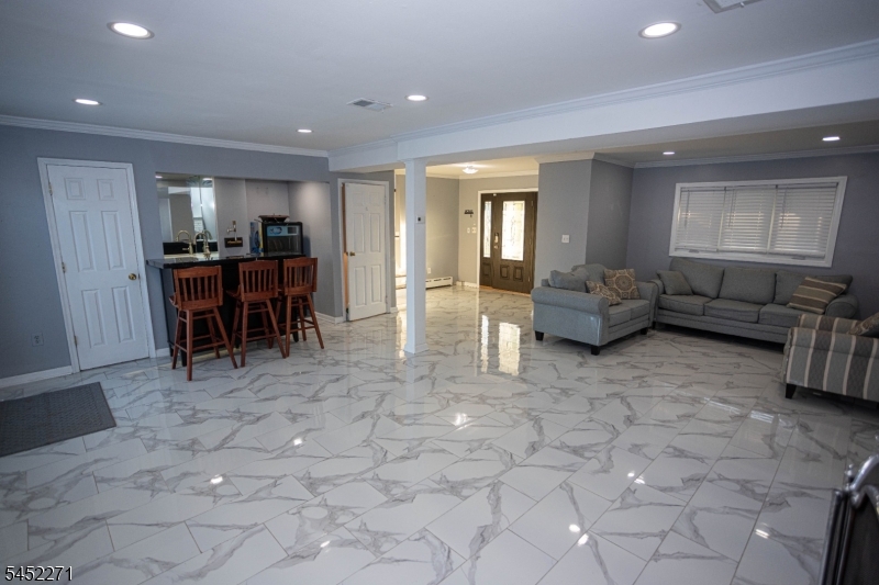 18 Robinhood Dr