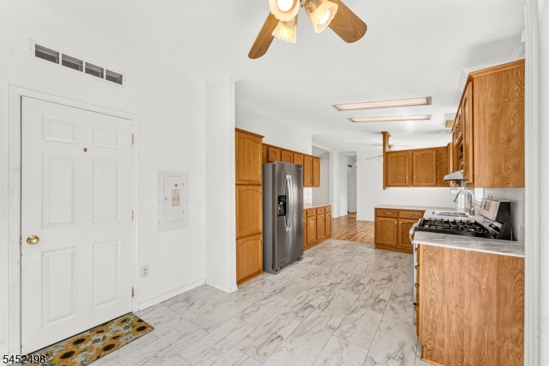 3 Lantern Ln