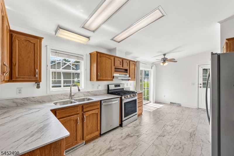 3 Lantern Ln