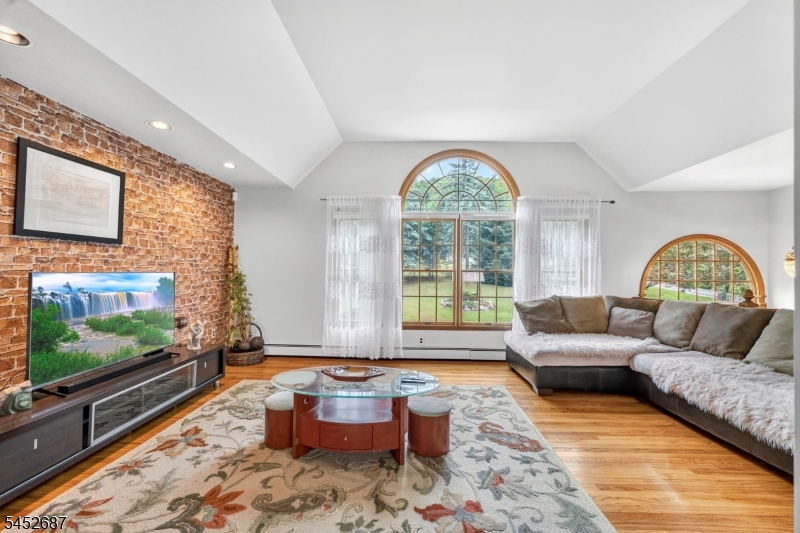 251 W Mountain Rd