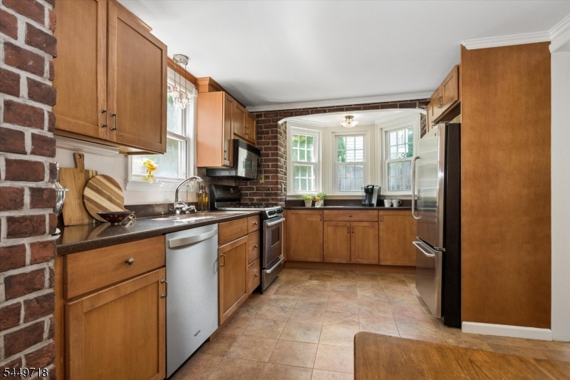 47 Fairview Ave
