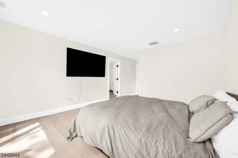 17 Meadow Rd