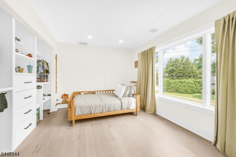 17 Meadow Rd