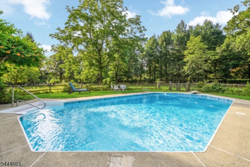 2 Chester Woods Dr