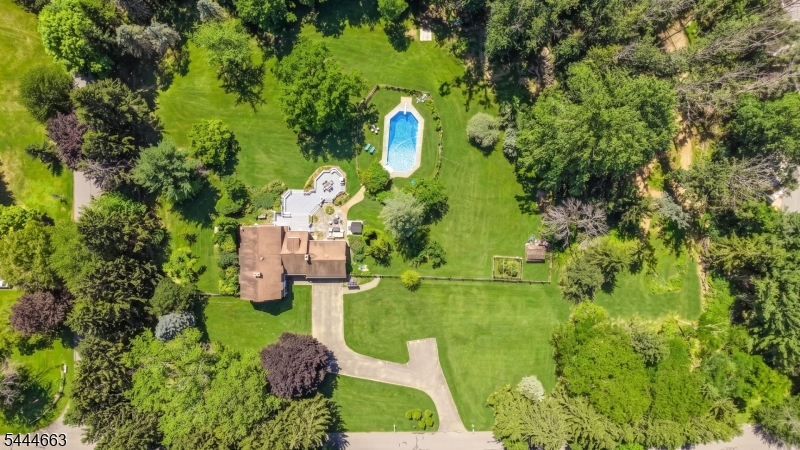 2 Chester Woods Dr