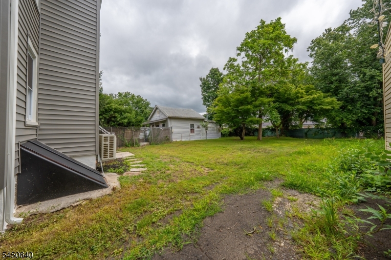 806 E 2Nd St