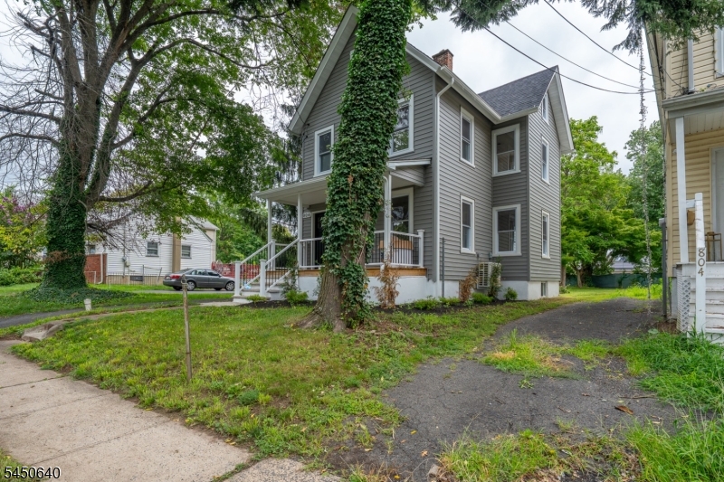 806 E 2Nd St