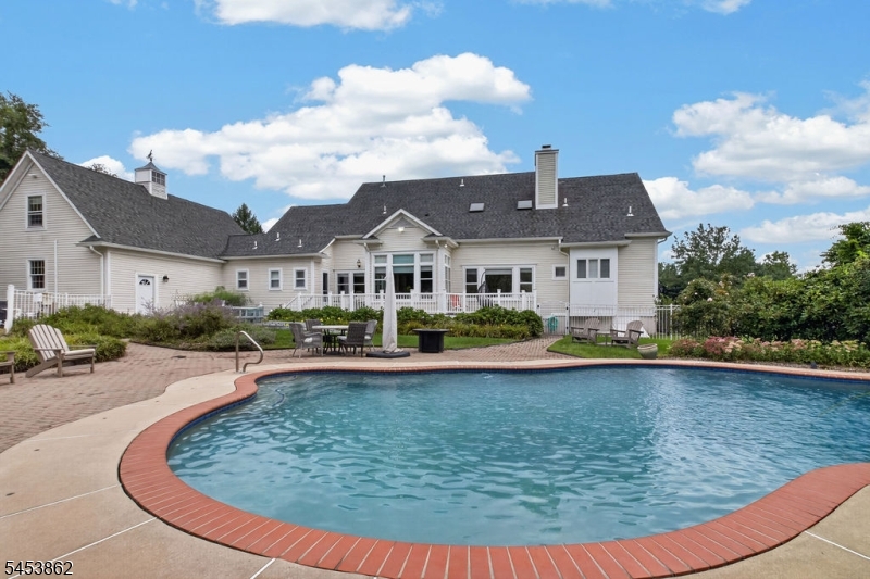 2 Glencree Ln
