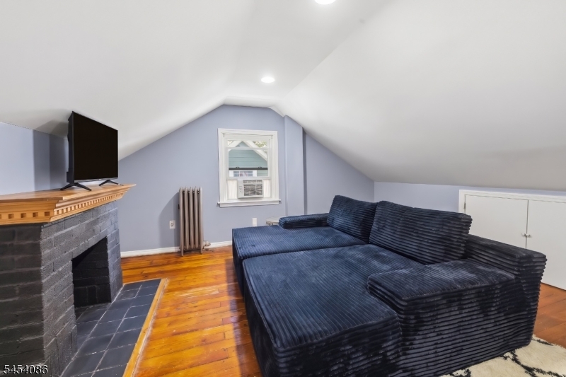 48 Laurel Ave