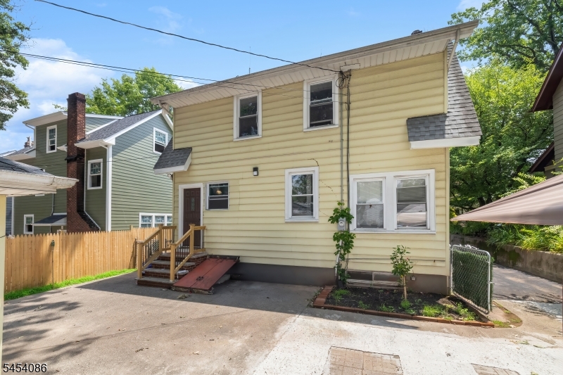 48 Laurel Ave