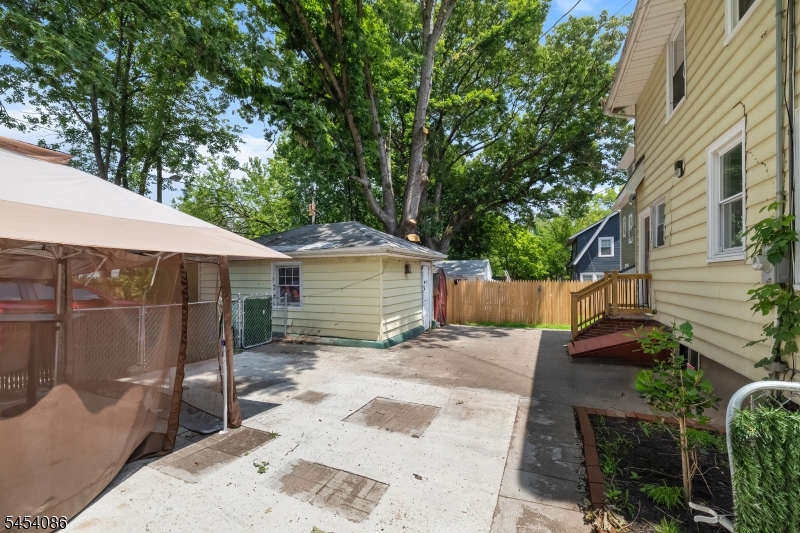 48 Laurel Ave