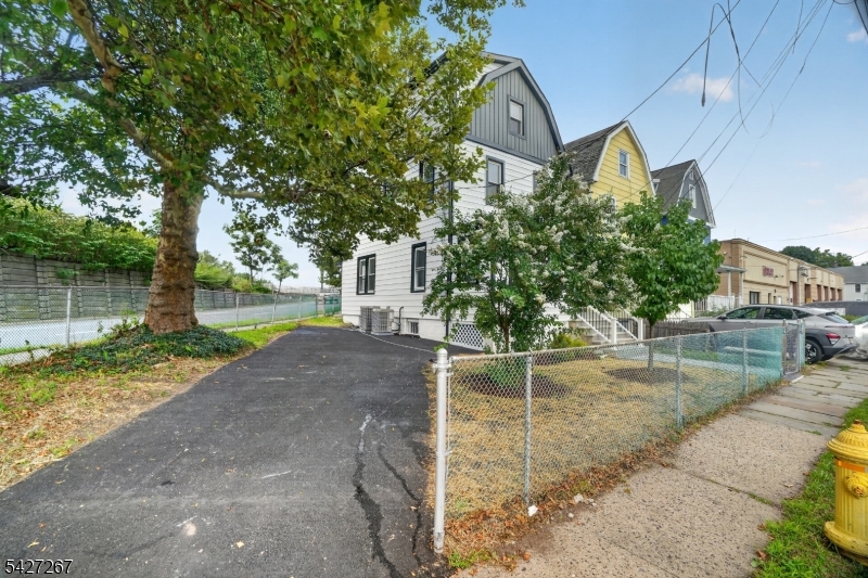 33 Race St