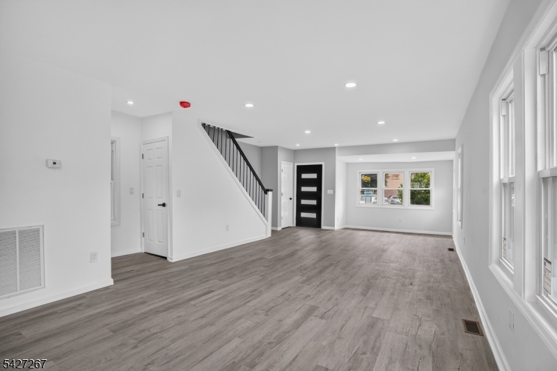 33 Race St