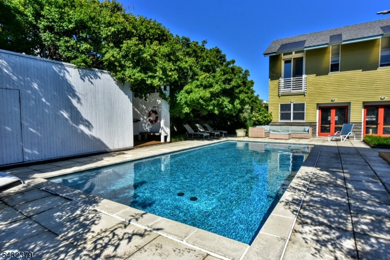 54 Long Beach Blvd