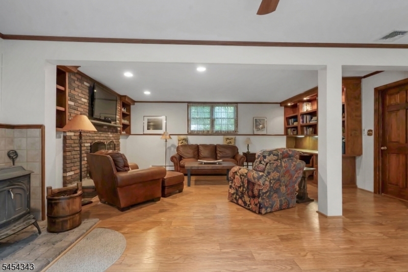 109 Vreeland Rd