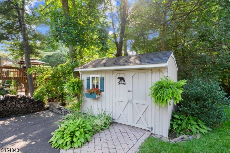 109 Vreeland Rd