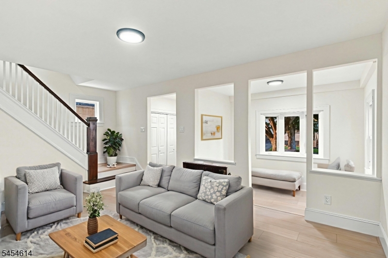 64 E Almira St