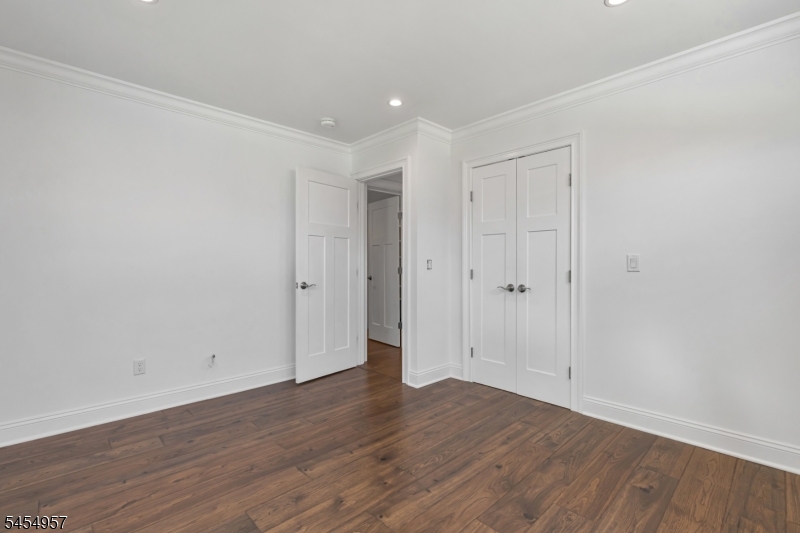 11 Leighton Ave
