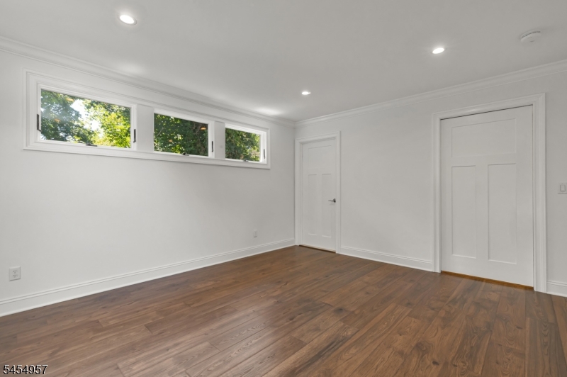11 Leighton Ave