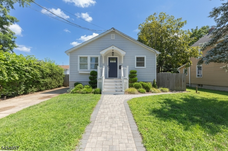 11 Leighton Ave