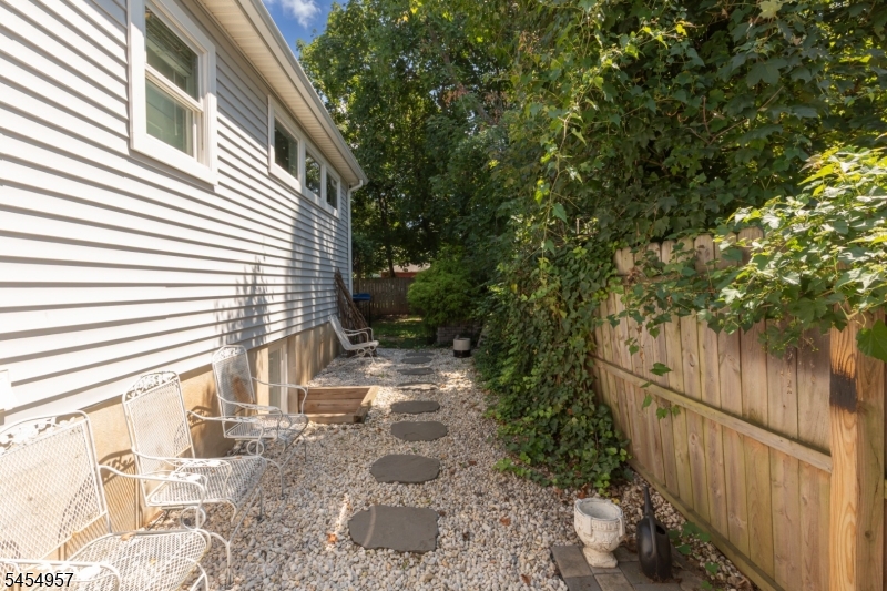 11 Leighton Ave