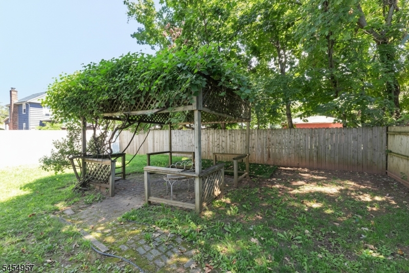 11 Leighton Ave