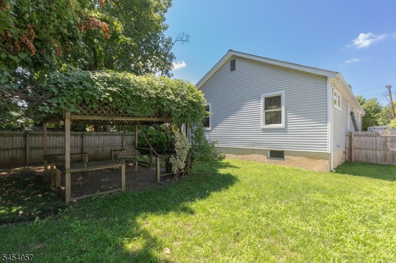 11 Leighton Ave