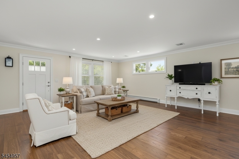 11 Leighton Ave