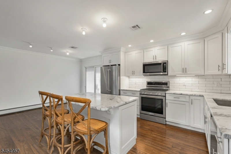 11 Leighton Ave