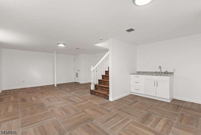 48 Farmingdale Rd