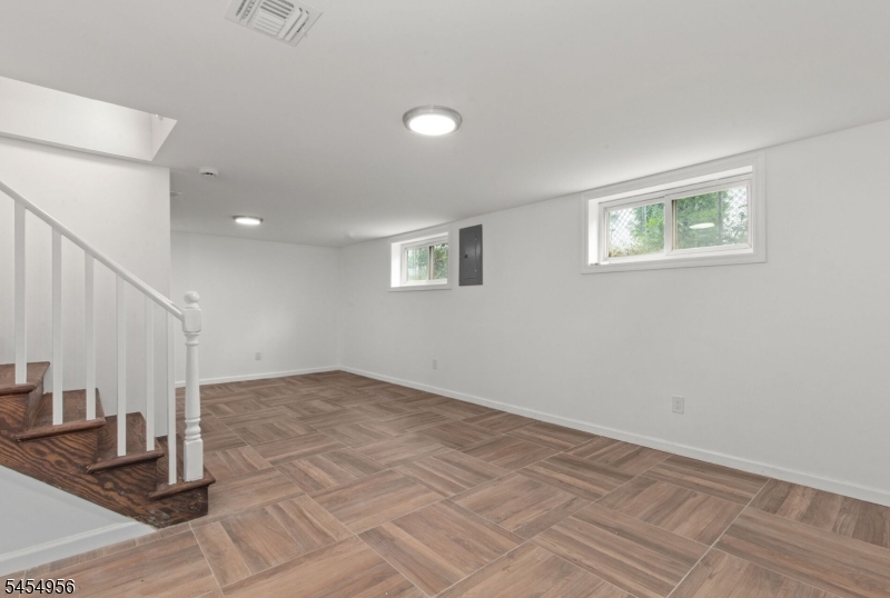 48 Farmingdale Rd