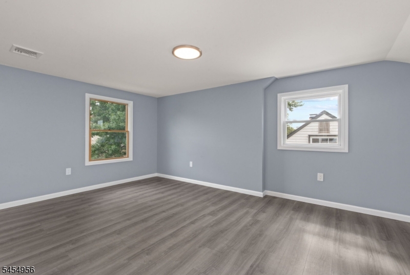 48 Farmingdale Rd