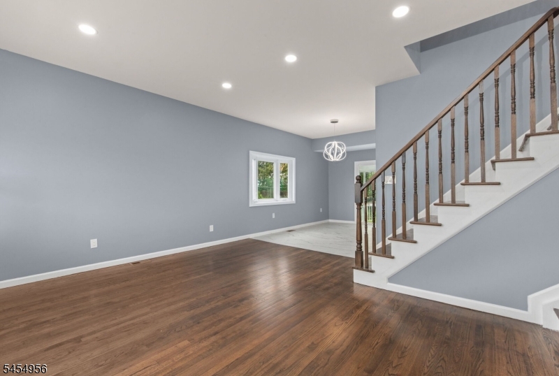 48 Farmingdale Rd