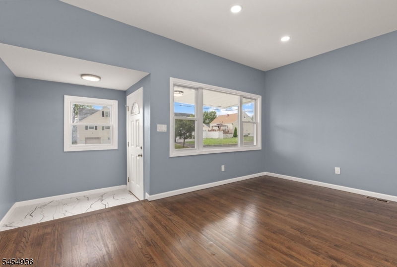 48 Farmingdale Rd