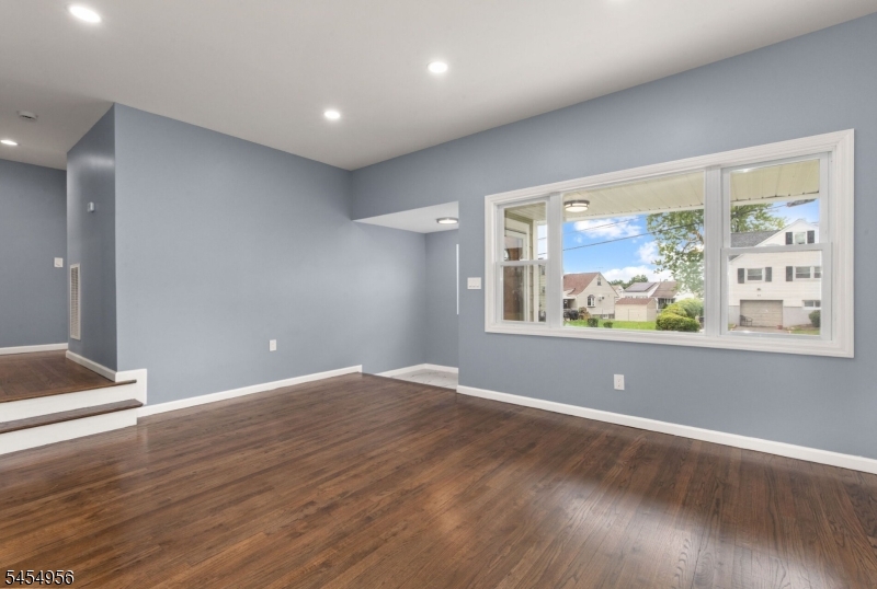 48 Farmingdale Rd