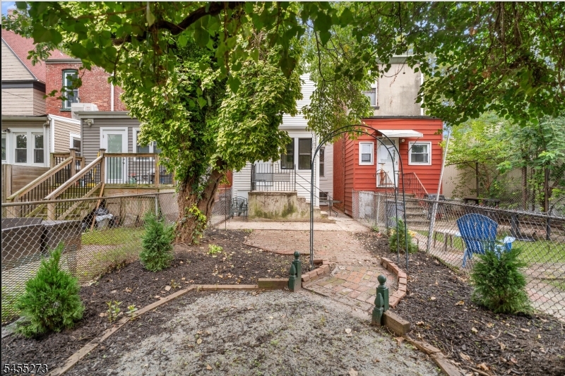 224 Ege Ave