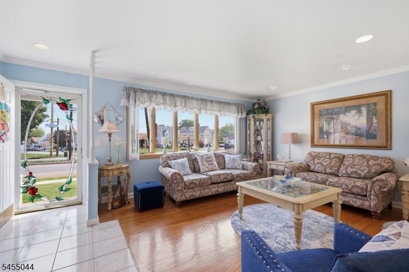 381 Carteret Ave