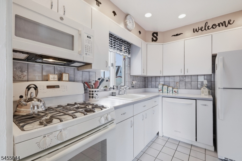 381 Carteret Ave