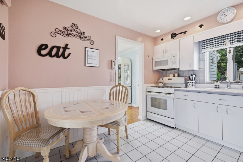 381 Carteret Ave