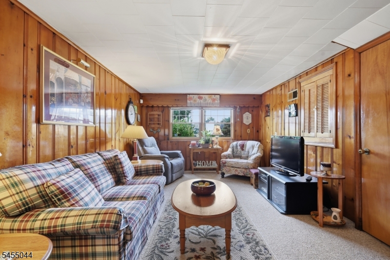 381 Carteret Ave