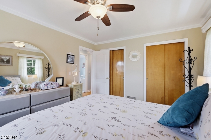 381 Carteret Ave
